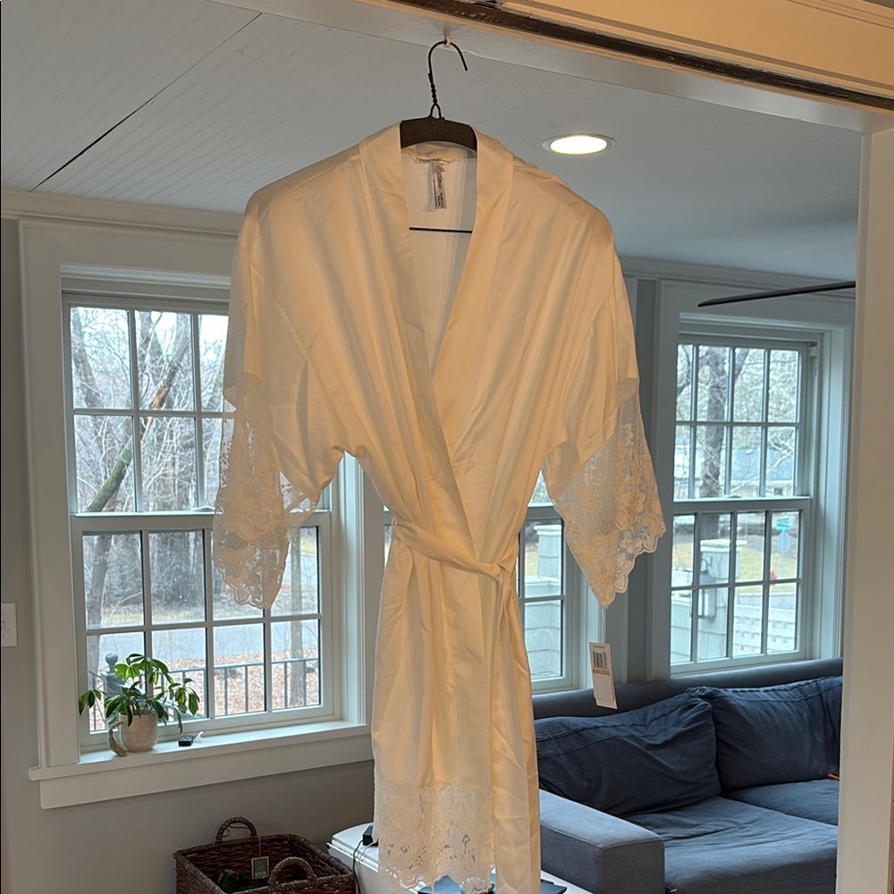Beautiful Flora Nikrooz Kimono